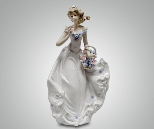 Фарфоровая статуэтка девушка с цветами