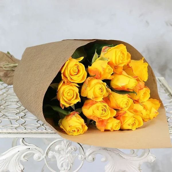 Букет из желтых роз в упаковке