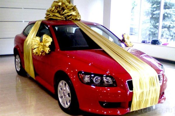 Машина в подарок с бантом