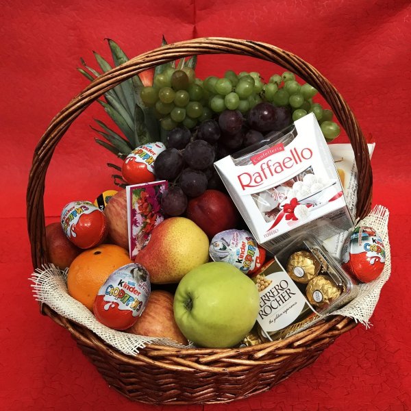 Подарочная корзина с фруктами и конфетами