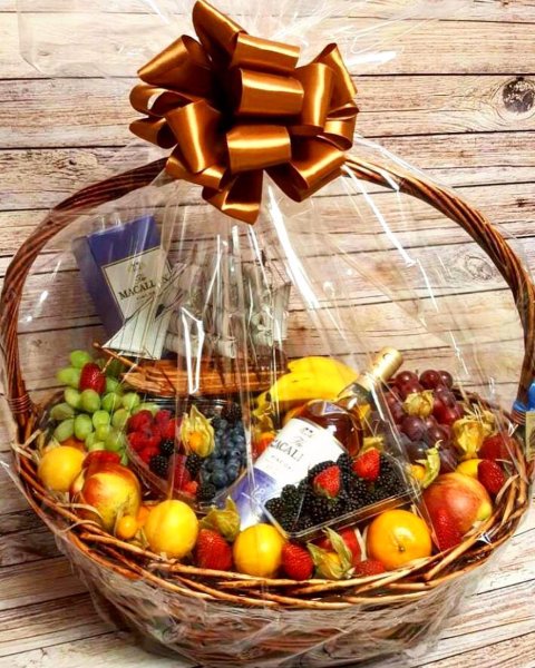 Корзина с фруктами в подарок женщине на день рождения
