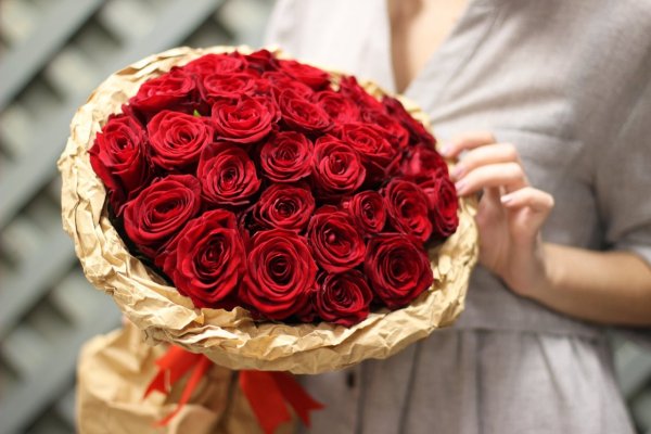 Букет 25 красных роз ред Наоми