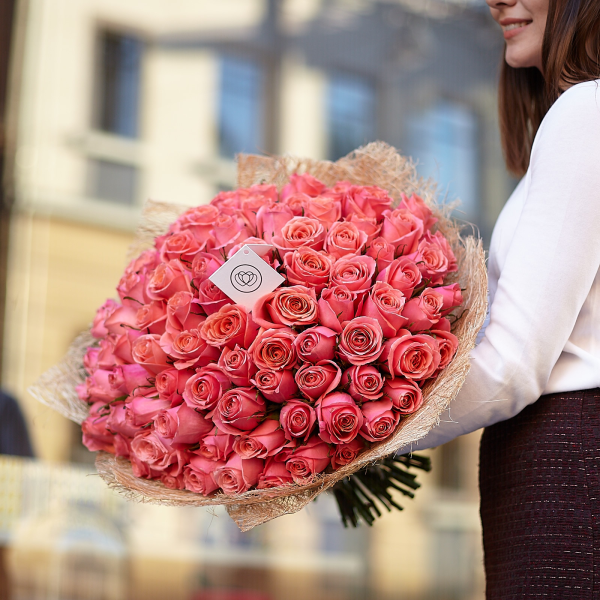 Девушка с букетом розовых роз