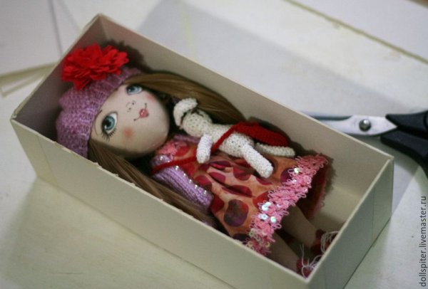 Куколка в коробке