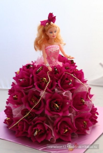 Кукла с цветами из конфет