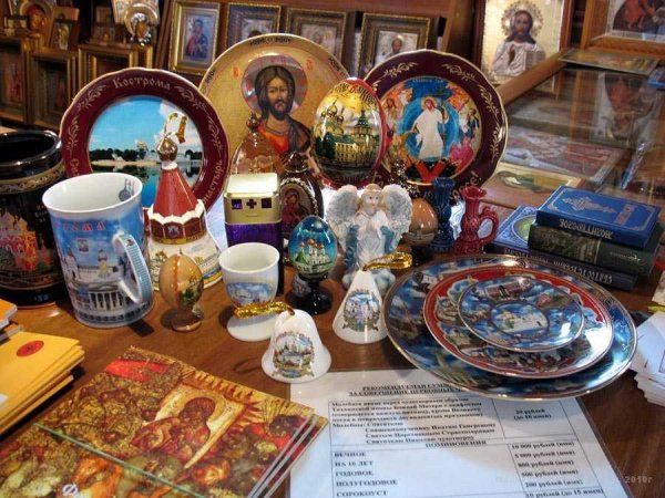Сувениры в церковной лавке