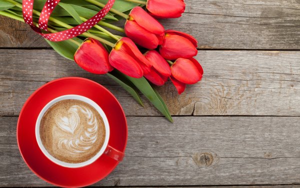 Красные тюльпаны с кофе