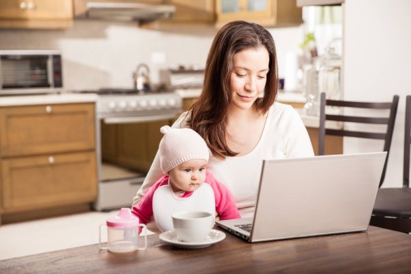 Женщина с ребенком за компьютером