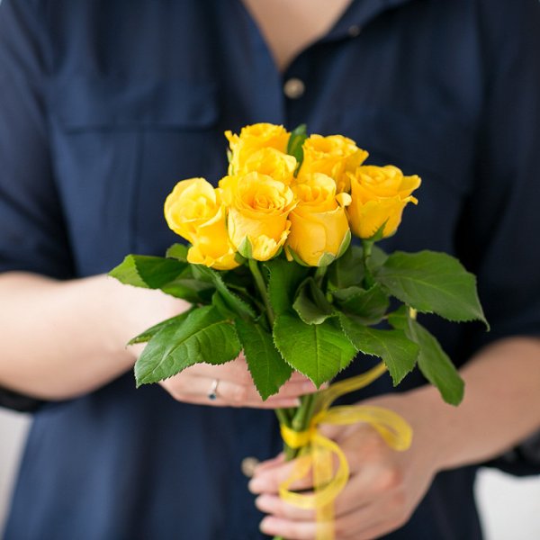 Девушка с букетом желтых роз