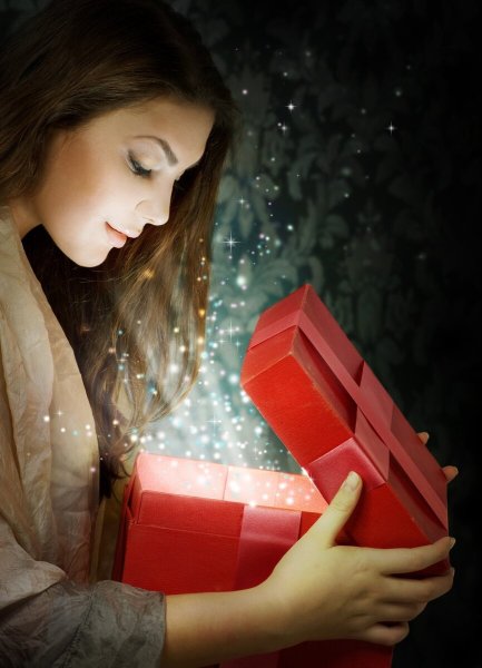 Девушка открывает подарок