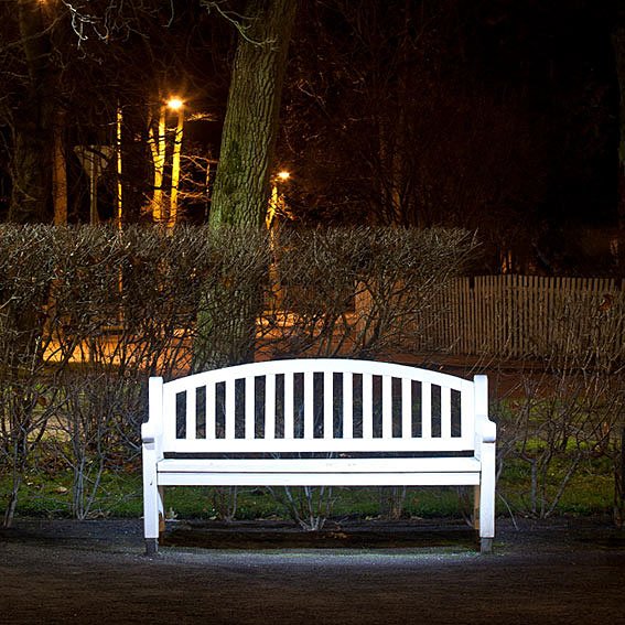 Скамейка в парке вечером