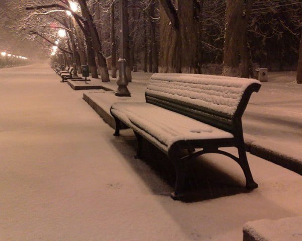 Скамейку в парке зима