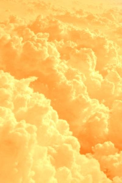 Облака светло оранжевые фон