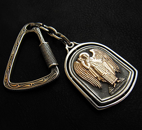 Брелок из серебра с золотой напайкой ангел хранитель