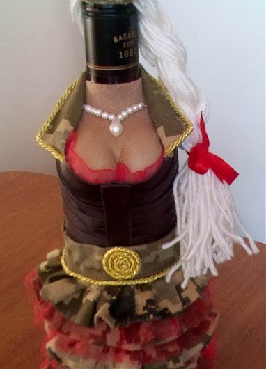 Декор бутылки коньяка в подарок женщине