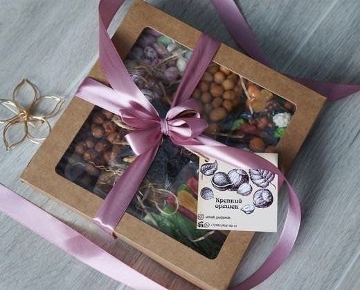 Коробка с орешками в подарок