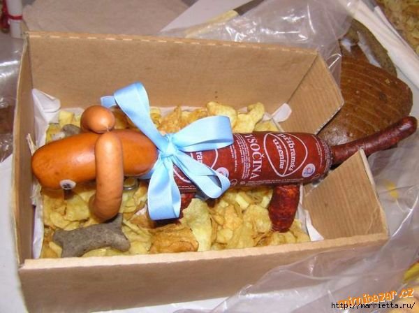Подарок из колбасы в коробке
