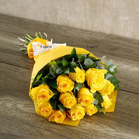 Желтые розы в упаковке