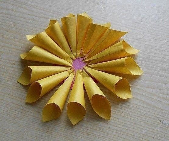 Цветок из кулечков бумажных