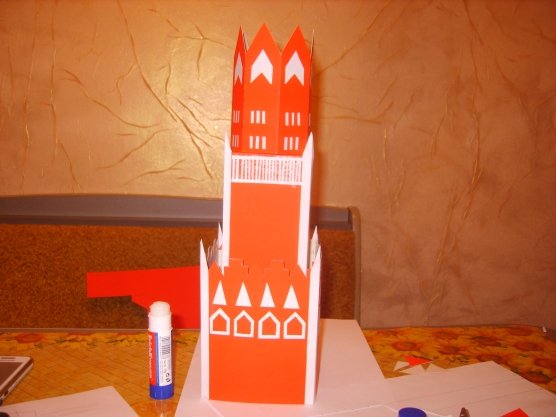 Спасская башня Кремля из картона