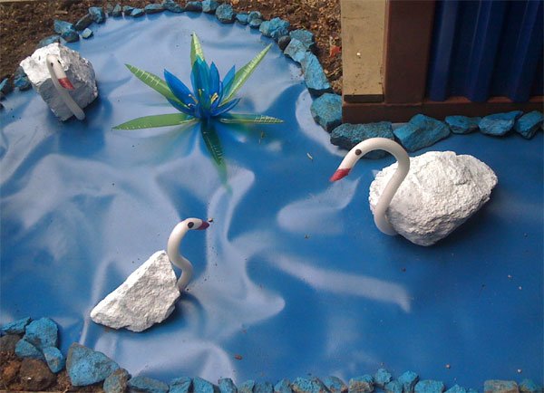 Декоративный пруд с лебедями