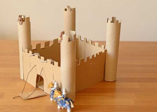 Рыцарский замок из картона