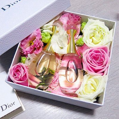 Подарочная коробка с косметикой и цветами
