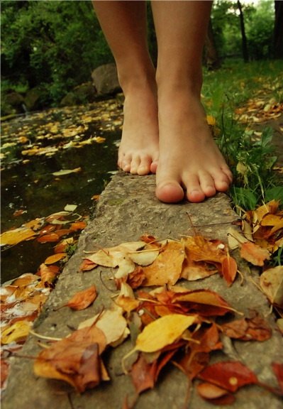 Ноги в листве осенней