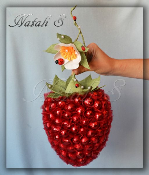Подарок в виде ягоды