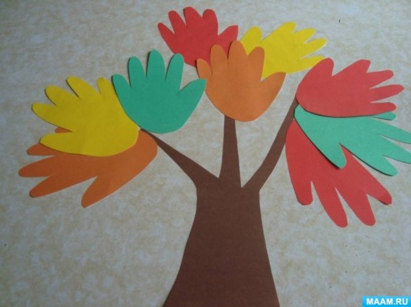 Дерево из детских ладошек из цветной бумаги