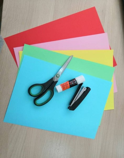 Ножницы из цветной бумаги
