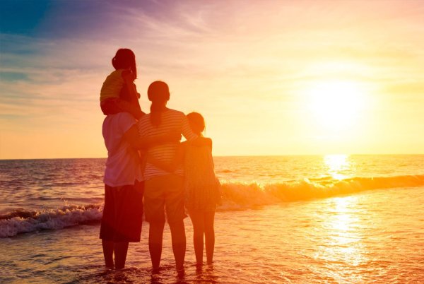 Семья на пляже закат