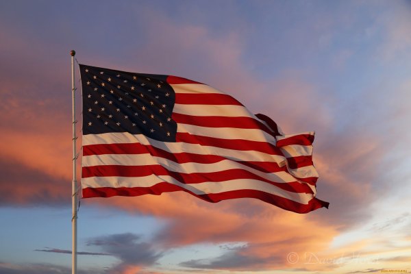 Американский флаг на фоне заката