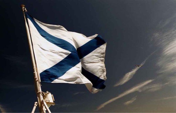 Военно-морской флаг и Андреевский флаг.