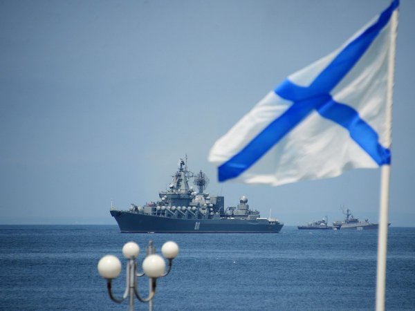 Андреевский флаг на крейсере «Варяг»