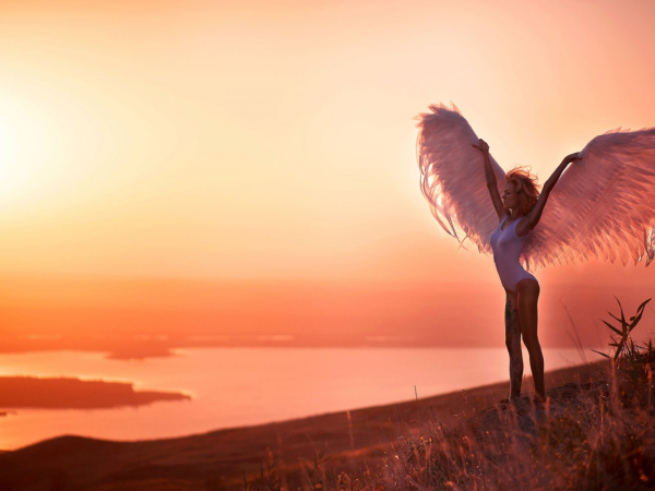 Девушка с крыльями Свобода