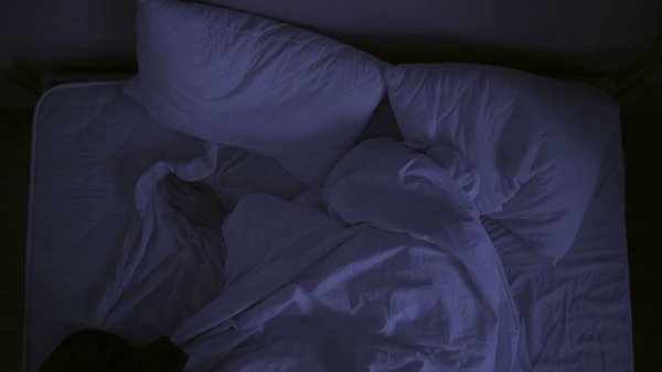 Кровать сверху ночью