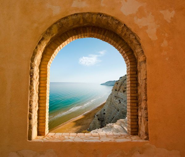 Вид из арочного окна на море