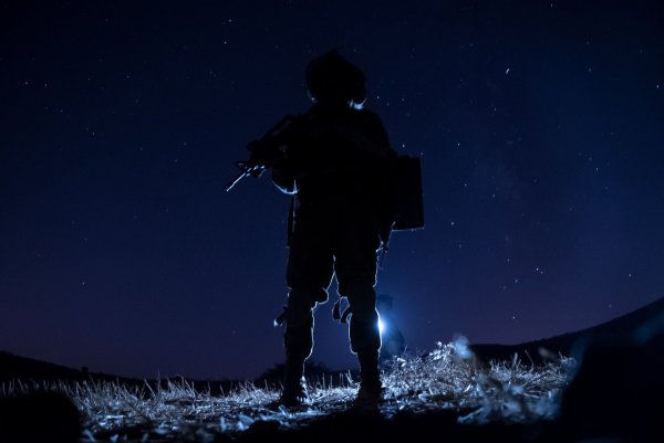 Солдаты на фоне ночного неба