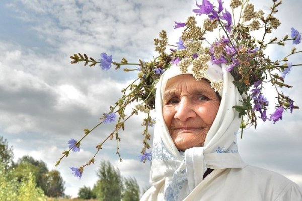 Бабулька с цветами