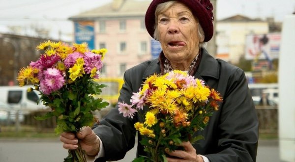 Бабушке дарят цветы