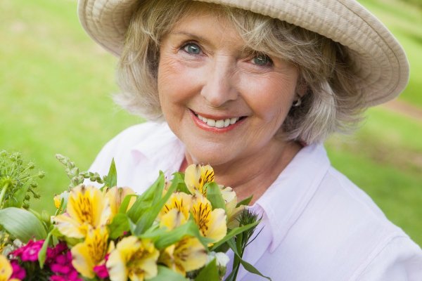 Бабушка на фоне цветов
