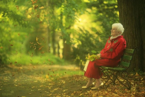 Бабушка сидит в парке