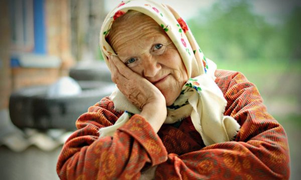 Пожилая женщина в платке