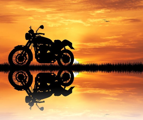 Мотоциклист на закате