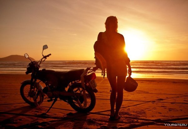 Мотоцикл на фоне моря
