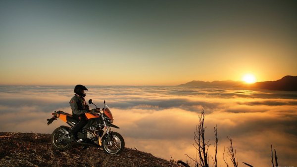 Мотоциклист на природе