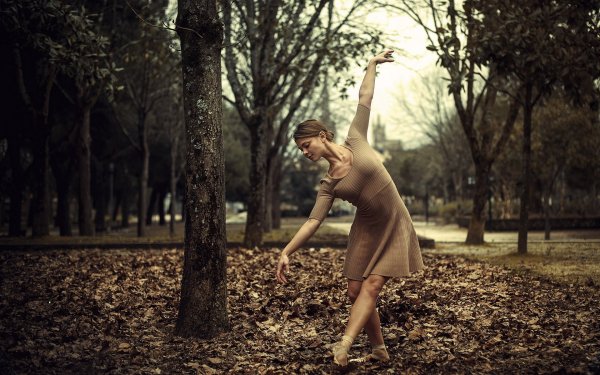 Девушка танцует в лесу