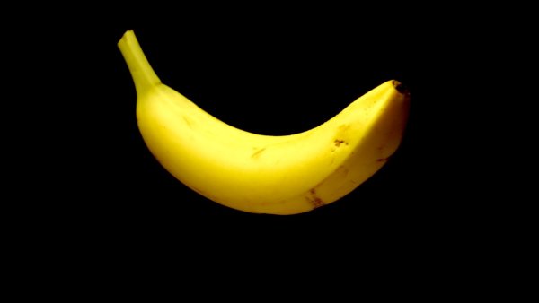 Банан на черном фоне