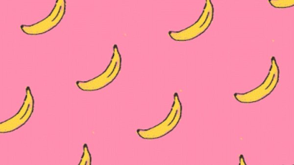 Много бананов на розовом фоне
